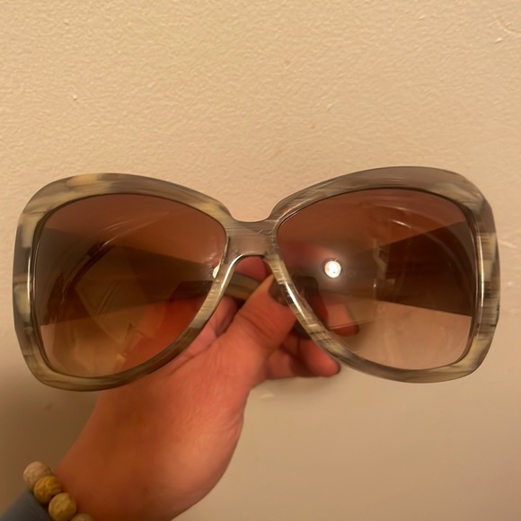 Seasonless Gucci Sunglasses that look like bone - EUC - Picture 3 of 9
